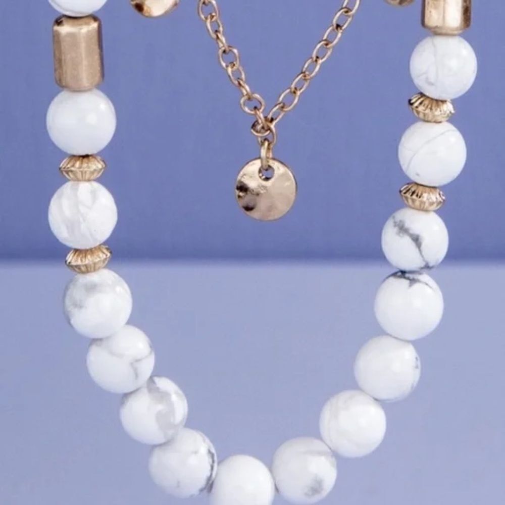 Double Layer Howlite Necklace Golden - Picture 4 of 4